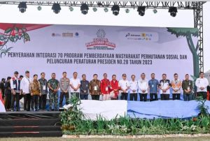 Ditengah acara Pemerintah Kabupaten Humbang Hasundutan atas nama masyarakat Humbang Hasundutan memberikan cendramata berupa ulos kepada KSP Muldoko. 