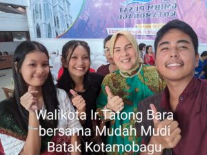 Punguan Bonapasogit berpakaian Adat Batak, mengikuti Undangan HUT-117 Gereja GMIB Bolmong Raya.