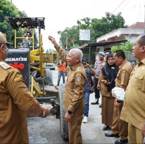 BUPATI ASAHAN H.SURYA.B.Sc MELETAKAN BATU PERTAMA PENGERJAAN HOTMIX DI DESA GONTING MALAHA, JALAN YANG MENGHUBUNGKAN DESA BANDAR BANDAR PULAU PEKAN