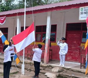 Upacara pengibaran bendera dilaksanakan di Lapangan SD 107 Desa Sopobatu berjalan dengan khidmat, lancar dan mendapatkan apresiasi seluruh warga desa.