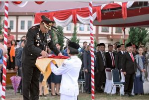 Kapolres Humbahas Bertindak Sebagai Irup Penurunan Bendera Merah Putih Peringatan HUT Ke-78 Kemerdekaan RI. 