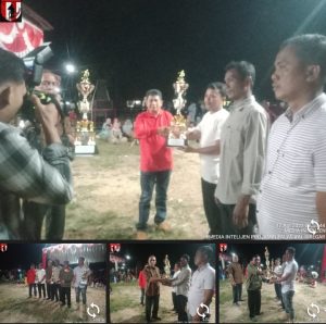 Camat barumun tengah serahkan tropy kejuaraan kepada sang juara barteng