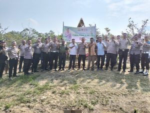 Bertajuk “Polri Lestarikan Negeri, Penghijauan Sejak Dini”,Polsek Tualang Lakukan Giat Penanaman Pohon.