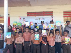 Kapolsek muara btang gadis Jumat berbagi kepada sekolah berbagi buku sekolah