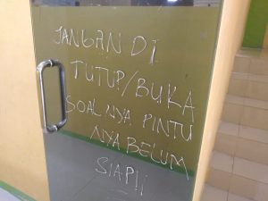 Pintu Kaca Kantor Walikota Dicoret-Coret dan jorok Mirip Anak TK.