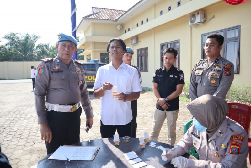 Kapolres padang lawas bersama kapolsek barteng dan PT EMP tonga menyerahkan bantuan Sumur bor dan pompa air terhadap Ponpes Dinul Khoiriah Desa Aek Buaton Kec. Aek Nabara Barumun Kab. Padang Lawas