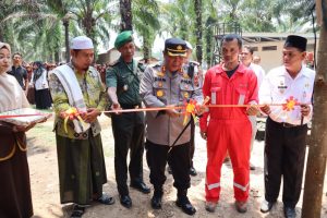 Kapolres padang lawas bersama kapolsek barteng dan PT EMP tonga menyerahkan bantuan Sumur bor dan pompa air terhadap Ponpes Dinul Khoiriah Desa Aek Buaton Kec. Aek Nabara Barumun Kab. Padang Lawas