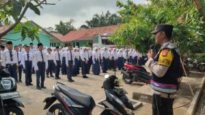 Antisipasi Kasus Bullying, Babinkamtibmas Mapolsek Sandes adakan pembinaan siswa