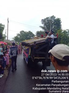 Wah.. masyarakat mandailing natal penuhi alun alun perumahan dinas bupati.pasca pelantikan kepala desa baru