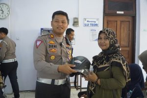 KASAT LANTAS POLRES PASURUAN BAGI HADIAH DI HARI PAHLAWAN