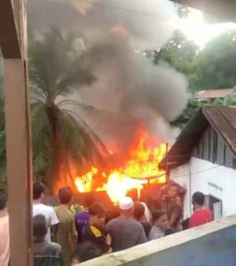 Dua Rumah di Kawasan Padat Penduduk di Silayang-layang Ludes Di lalap sijago Merah