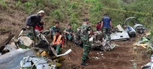 Lanjutkan Evakuasi Pasca Jatuhnya Pesawat LATIH SUPER TUCANO Milik TNI AU, Personel Kodim 0819 Pasuruan Terjun Langsung ke Lokasi