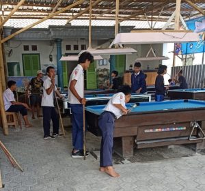 MEMPRIHATINKAN TIDAK MEMILIKI IZIN USAHA RUMAH BELIAR DI DESA TUGUREJO KEC. NGASEM JADI MARKAS ANAK SEKOLAH PADA JAM BELAJAR