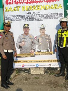 GUNA MENGURANGI ANGKA KECELAKAAN LALULINTAS MENJELANG NATAL DAN TAHUN BARU 2023 SAT LANTAS POLRES KEDIRI MEMASANG BALEHO DAN BANNER DI SEJUMLAH TITIK RAWAN LAKA.