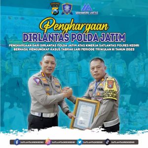 USAHA TIDAK MENGHIANATI HASIL SAT LANTAS POLRES KEDIRI MENERIMA PENGGARGAAN DARI DIRLANTAS POLDA JATIM KARENA UNGKAP KASUS TABRAK LARI.
