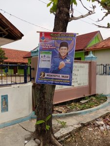 Kinerja KPU dan Bawaslu Sampang dipertanyakan masyarakat karena banyak banner caleg di pohon dan tiang listrik jalan