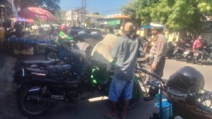 KANIT KAMSEL MEMBERIKAN HIMBAUAN LARANGAN PENGOPRASIAN BECAK MOTOR DEMI KESELAMATAN BERLALULINTAS