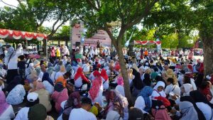 JALAN SEHAT PERINGATAN HUT KE 24 DARMA WANITA PERSATUAN DAN HARI IBU KE 95 TAHUN 2023 DI SIMPANG LIMA GUMUL KEDIRI MENDAPAT PENGAMANAN MAKSIMAL DARI PIHAK KEPOLISIAN.