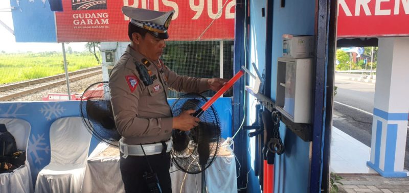Untuk Memastikan Kesiapsiagaan Anggotanya Dalam Pengamanan Nataru Kanit Turjawali Melakukan Pengecekan Anggotanya di Pos Mengkreng.
