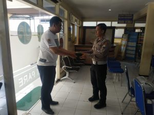 OPTIMALAKAN PELAYANAN SAAT LIBUR NATARU SAMSAT KEDIRIPARE MEMBAGIKAN SNACK DAN MINUMAN BAGI 50 PENGUNJUNG PERTAMA.