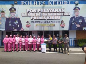 KUNJUNGI POS PAM MENGKRENG IBU KETUA BAYANGKARI CABANG KEDIRI MEMBERIKAN BINGKISAN UNTUK ANGGOTA POS PAM.