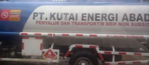 Mobil Tangki Putih Biru PT Kutai Energi Abadi Masuk Di Gudang Milik Boss Andika Mafia Solar Bersubsidi Kota Manado