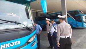 Kanit Kamsel Sat Lantas Polres Kediri Memberikan Himbauan Kepada Sopir Bus di Terminal Guna menjamin keselamatan penumpang.