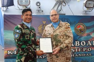 KRI Frans Kaisiepo-368 Dianugerahi Letter of Commendation Dalam Transfer of Authority Ke KRI Diponogoro-365