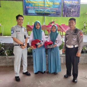 SAT LANTAS POLRES KEDIRI GERAK CEPAT JEMPUT BOLA SOSIALISASI TERTIB BERLALULINTAS KE SEKOLAH-SEKOLAH