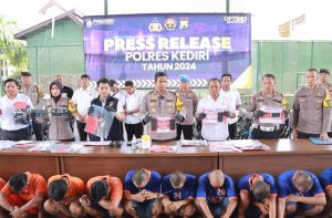 Polres Kediri merilis tiga ungkap kasus, Senin (15/1/2024) siang. Ketiga kasus yang dirilis yakni curanmor, penyalahgunaan narkoba dan razia knalpot brong.