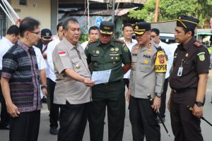 Jelang Pemilu 2024 : Kapolres Muara Enim bersama Forkopimda Monitoring ketersediaan stok dan harga bahan pokok penting di Pasar Inpres