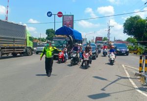 Libur Panjang Volume Kendaraan Mulai Meningkat Personil Sat Lantas Polres Kediri Lakukan Pengaturan*