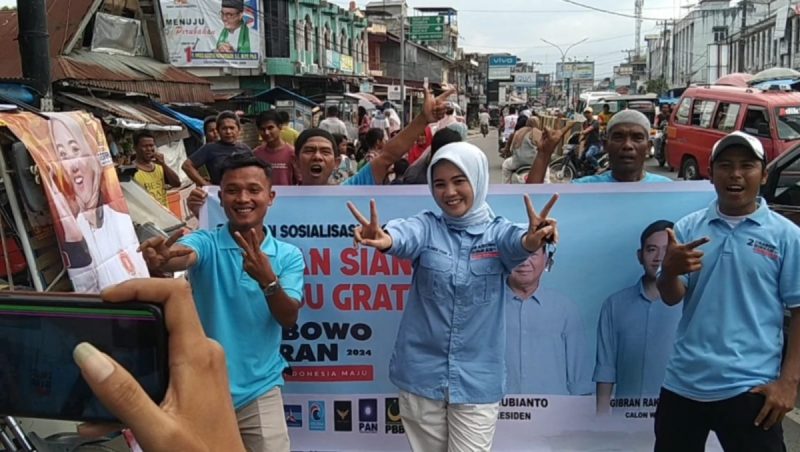 Yolanda, Caleg Muda Partai Gerindra Bagikan Nasi Kotak dan Susu Gratis