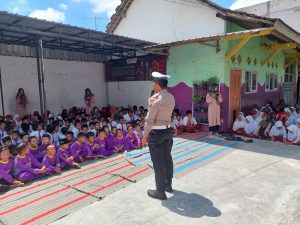 Kanit Kamsel Sat Lantas Polres Kediri Ajak Pelajar SDN Fajar Mulia Untuk Tertib Berlalulintas*