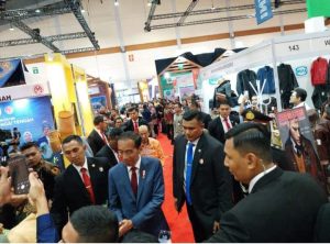 Presiden RI Jokowidodo Kunjungi Dekranasda Pameran Ina craft Di stan Kabupaten Humbahas Di jakarta. 