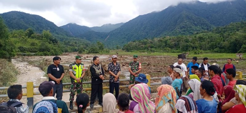 Camat Parlilitan Tinjau Banjir Bandang Di Desa Sion Julu Dan Sion Tonga. 