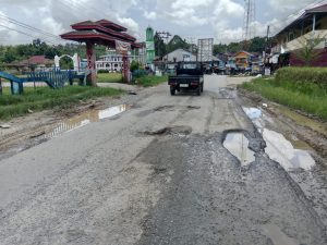 JALAN BERLOBANG DEPAN KANTOR CAMAT KELAM PERMAI TAK KUNJUNG DIPERBAIKI OLEH PEMERINTAH.