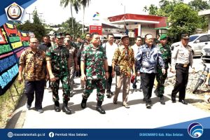 Wabup Nias Selatan Sumut Bersama Danlanal Nias Melayat Di rumah Duka Casis Bintara TNI AL ALM. IWAN SUTRISMAN Telaumbanua