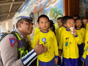 Giat Panggung Boneka Semeru Kanit Kamsel Sat Lantas Polres Kediri Kunjungi Dua TK Di Kediri*