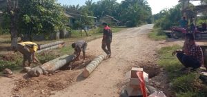 Masyarakat desa bahu membahu perbaiki jalan  dengan membuat jembatan darurat di jalan lintas menuju desa rambah kecamatan huristak.