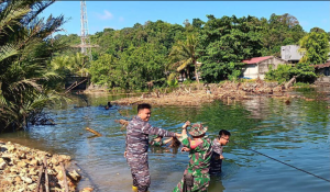 KARYA BAKTI TNI, KORAMIL 1310-03/LIKUPANG BERSAMA PEMDES DAN WARGA KAMPUNG AMBONG, BERSIHKAN SUNGAI