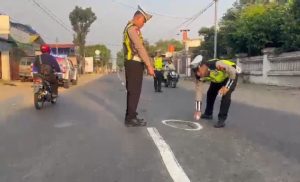 CEGAH LAKA LANTAS KANIT GAKKUM SAT LANTAS POLRES KEDIRI TANDAI JALAN BERLUBANG*