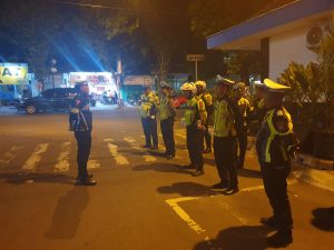 Kanit Patroli Sat Lantas Polres Kediri Pimpin Patroli Blue Light Dan Pengaturan Lalu Lintas Malam Hari*