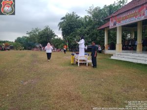 Ibu camat LELI ANA HARAHAP pimpin upacara HUT RI ke 79 di kecamatan sihapas barumun