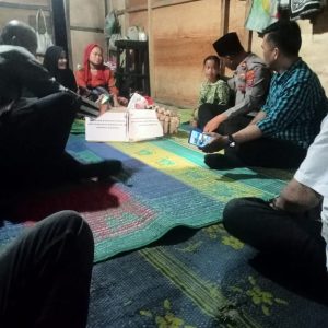 Kapolsek Barumun Tengah Memberikan Bantuan Sembako ke masyarakat kurang mampu di kecamatan barumun barat