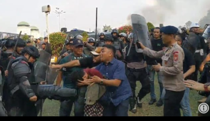 Kasus kekerasan terhadap jurnalis.Saat liputan Demo di DPR.RI Ketum PPWI, mengutuk keras kelakuan oknum yang Aniaya Wartawan bila perlu Pecat.