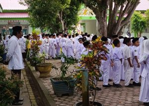 Upacara Senin di MIN 1 IDI, Kepala Madrasah : Tanamkan Kedisiplinan dan Tanggung Jawab