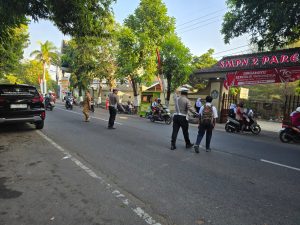 PERWIRA SAT LANTAS POLRES KEDIRI CEK KESIAPAN ANGGOTA SAAT PELAYANAN PAGI*