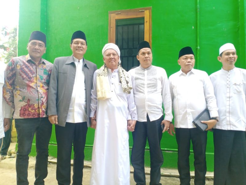 Kunjungan calon Bupati muara Enim H EDISON SH MH ke pesantren KY Gerentam Bumi di daerah Semende bagian laut 