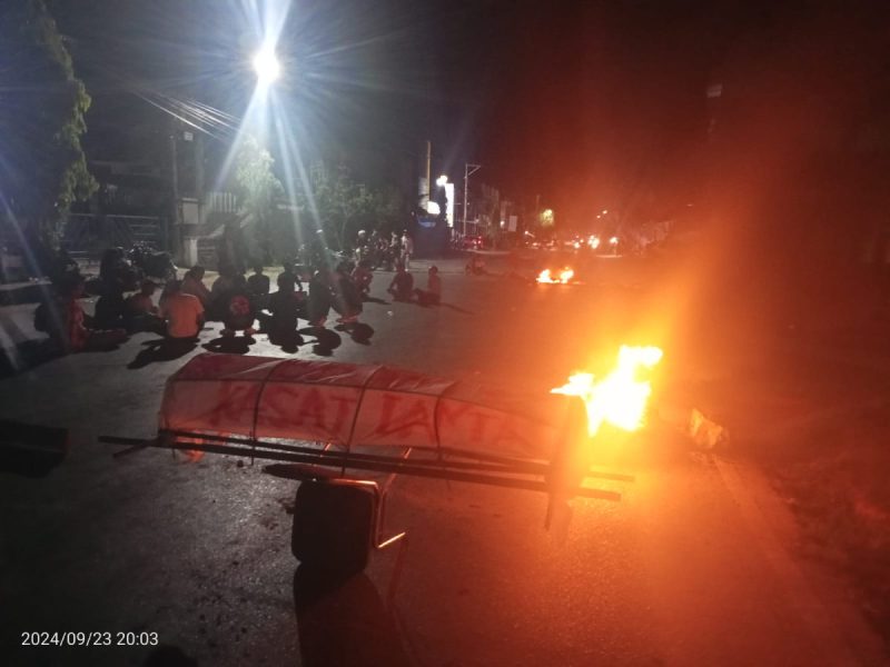 Aksi Unjuk Rasa Imalak Sultra: Pemblokiran Jalan di Kendari Beach Tuntut Pengungkapan Kasus Lakalantas